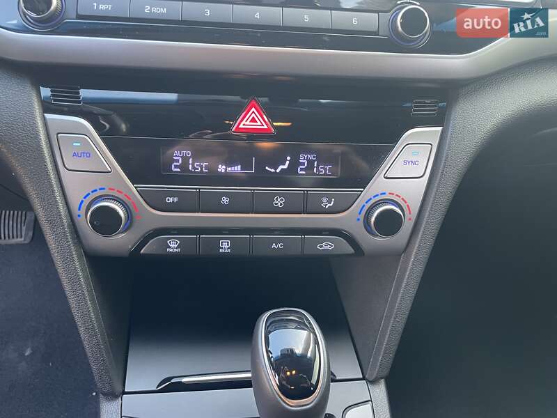 Седан Hyundai Elantra 2018 в Киеве