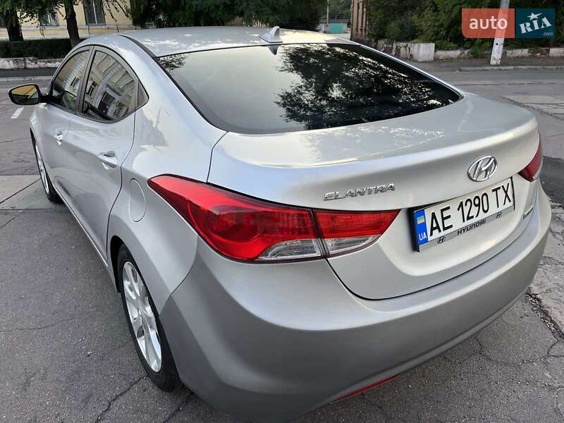 Седан Hyundai Elantra 2012 в Каменском