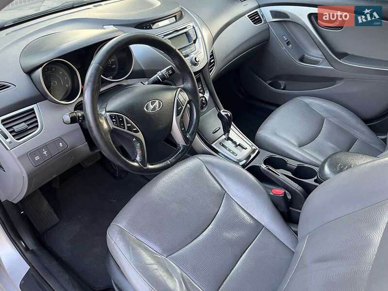 Седан Hyundai Elantra 2012 в Каменском