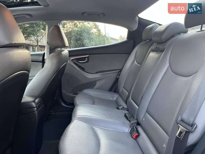 Седан Hyundai Elantra 2012 в Каменском