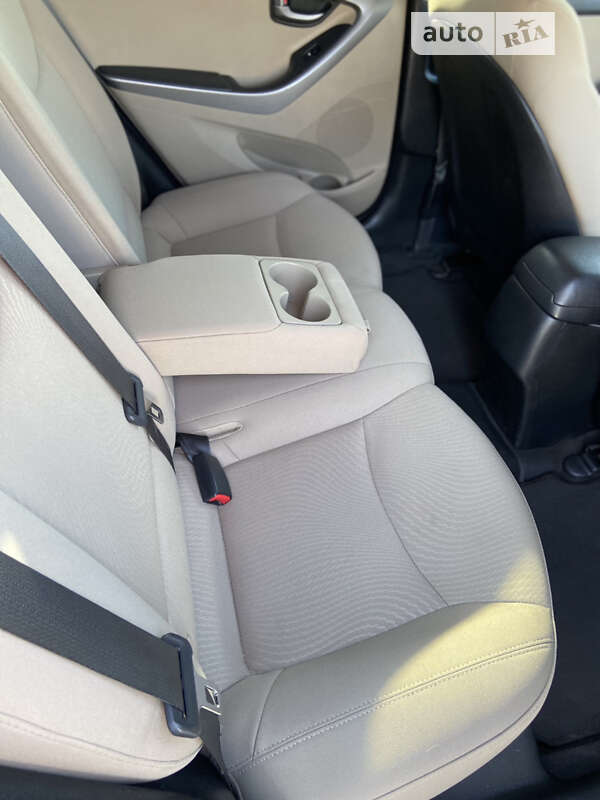 Седан Hyundai Elantra 2015 в Стрые