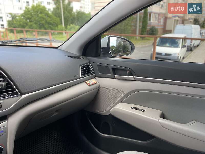 Седан Hyundai Elantra 2017 в Ровно