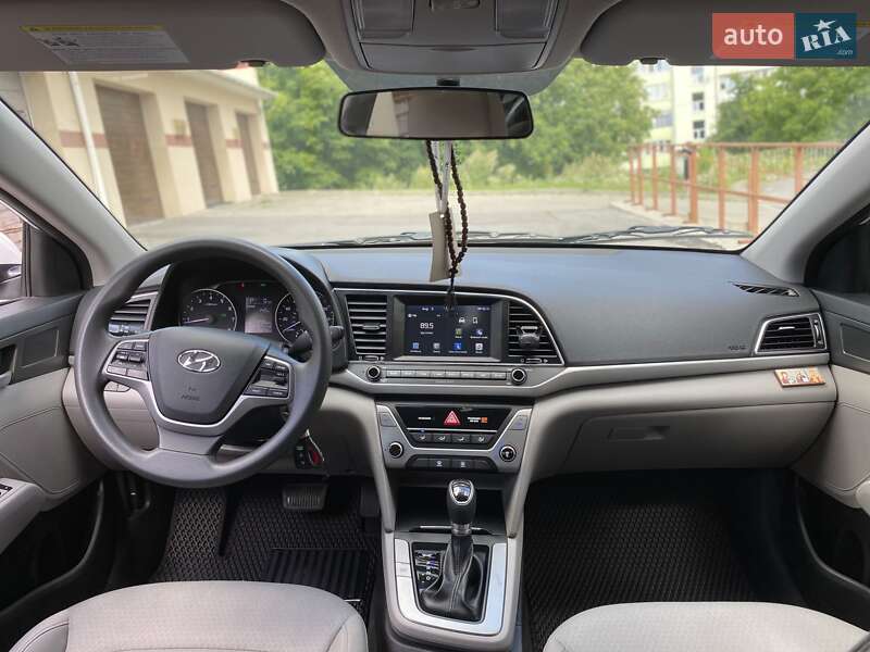 Седан Hyundai Elantra 2017 в Ровно