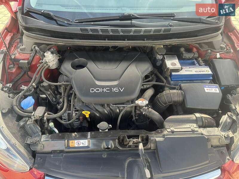 Седан Hyundai Elantra 2014 в Черновцах