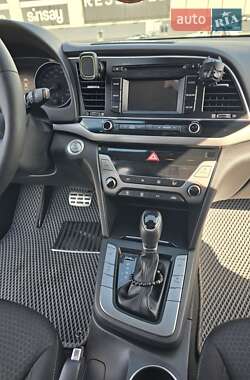 Седан Hyundai Elantra 2016 в Макарове