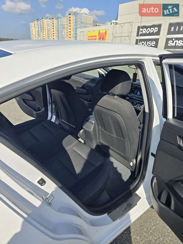 Седан Hyundai Elantra 2016 в Макарове