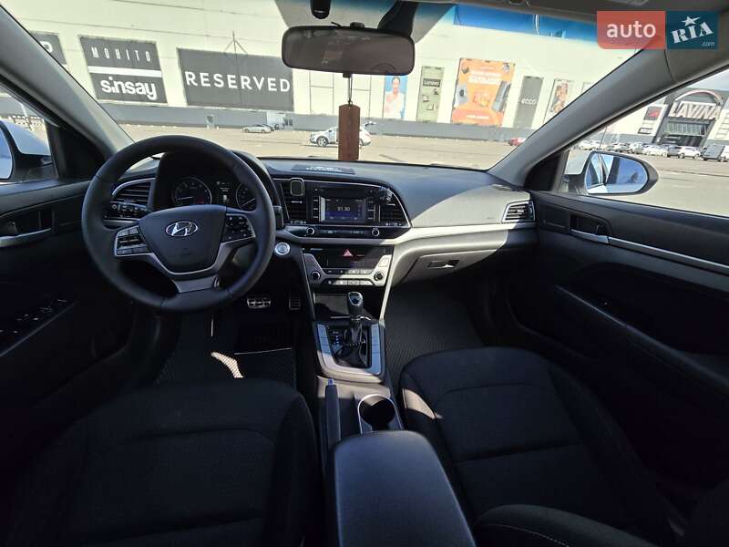 Седан Hyundai Elantra 2016 в Макарове