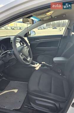 Седан Hyundai Elantra 2016 в Макарове