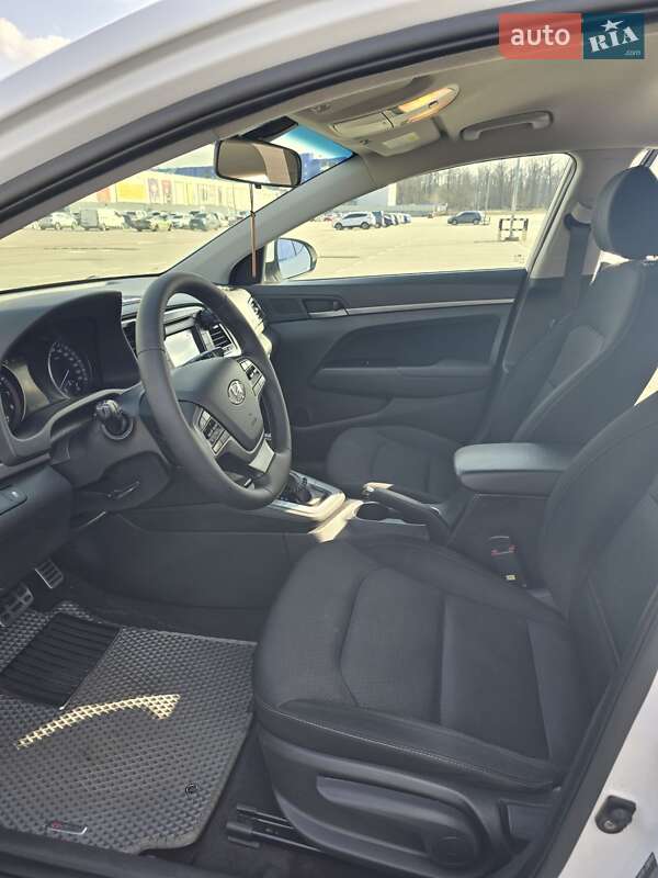 Седан Hyundai Elantra 2016 в Макарове