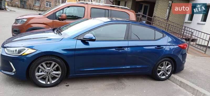 Седан Hyundai Elantra 2016 в Киеве