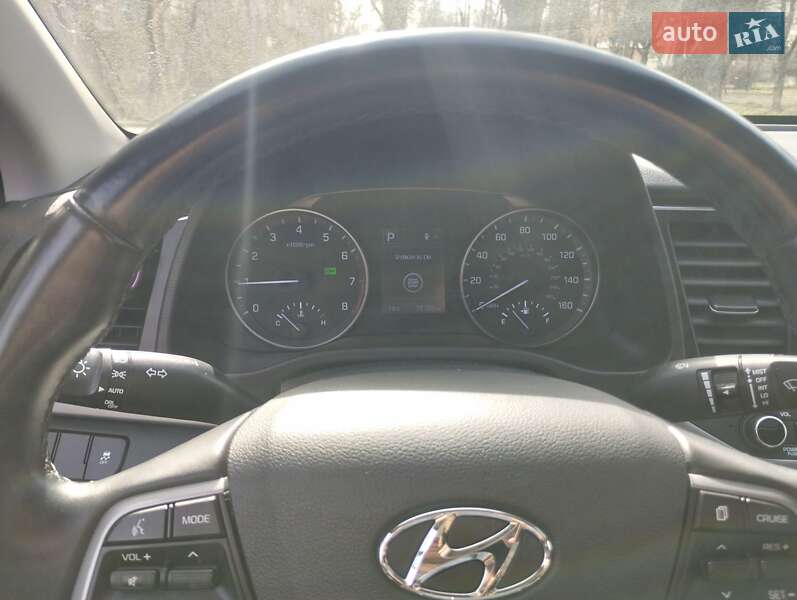 Седан Hyundai Elantra 2016 в Киеве