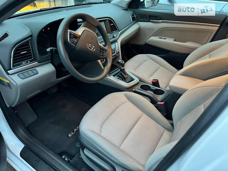 Седан Hyundai Elantra 2016 в Львове