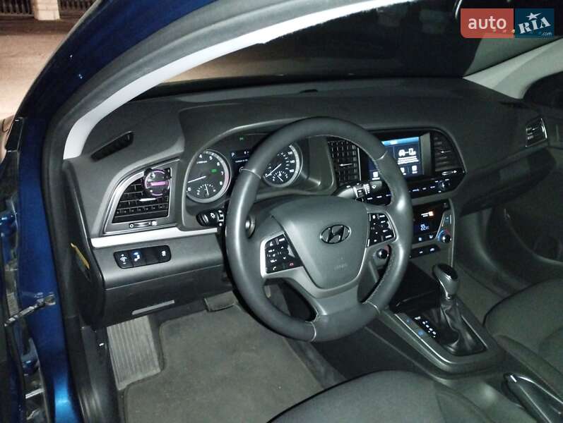 Седан Hyundai Elantra 2016 в Киеве