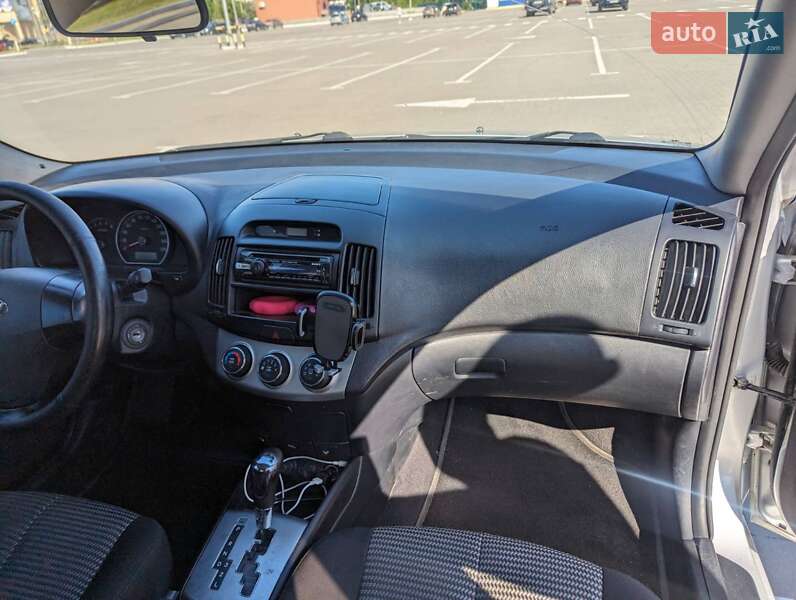 Седан Hyundai Elantra 2010 в Днепре