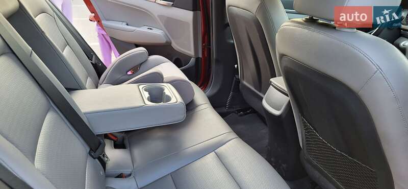 Седан Hyundai Elantra 2018 в Киеве