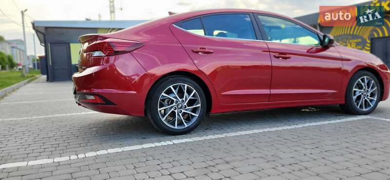 Седан Hyundai Elantra 2018 в Киеве