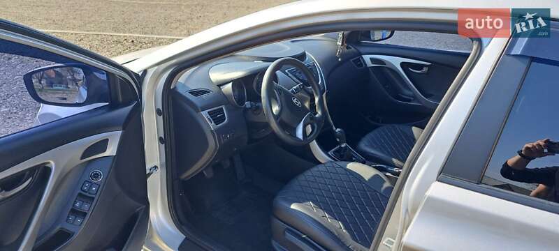 Седан Hyundai Elantra 2013 в Ужгороде