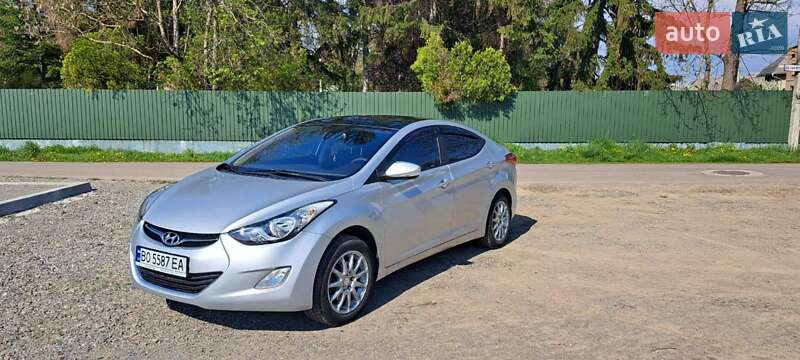 Седан Hyundai Elantra 2013 в Ужгороде