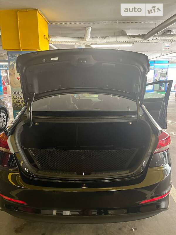 Седан Hyundai Elantra 2016 в Львове