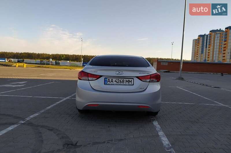 Седан Hyundai Elantra 2012 в Львове
