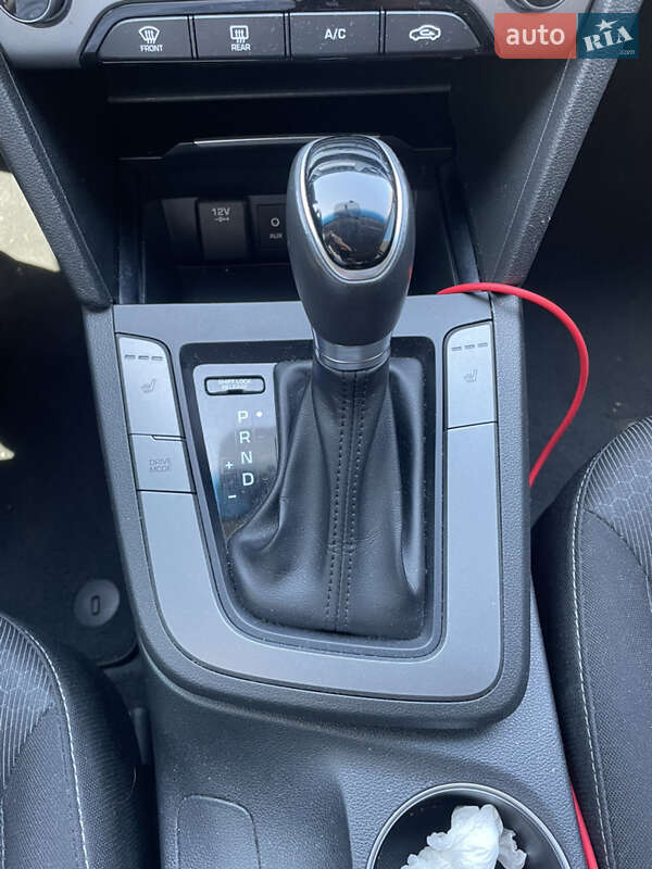 Седан Hyundai Elantra 2017 в Киеве