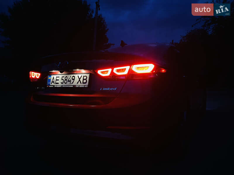 Седан Hyundai Elantra 2016 в Днепре