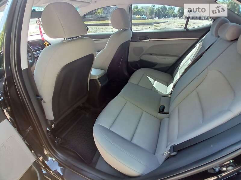 Седан Hyundai Elantra 2017 в Чугуєві