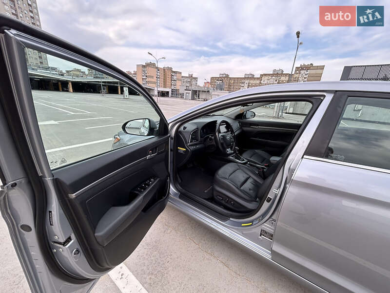 Седан Hyundai Elantra 2016 в Києві