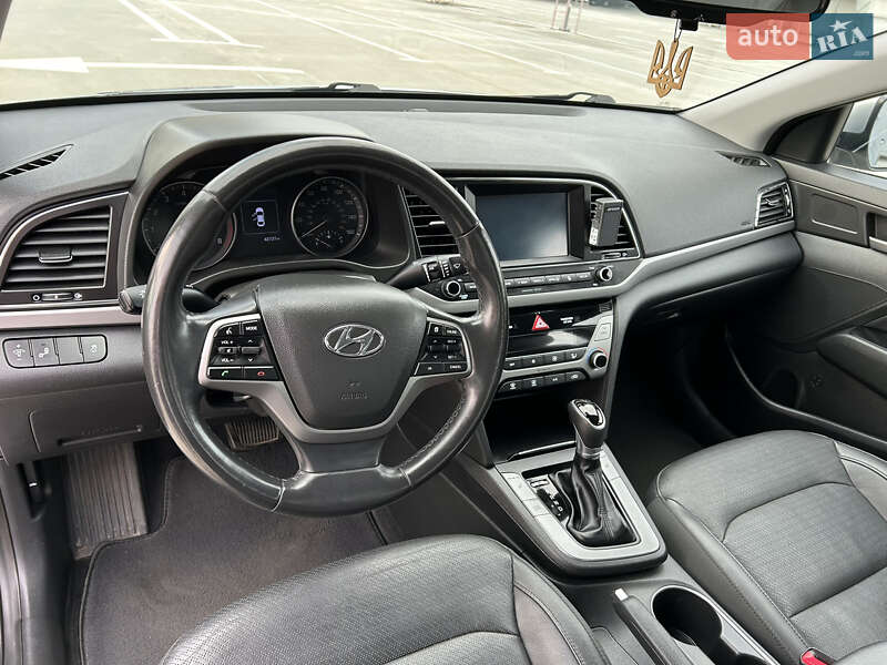 Седан Hyundai Elantra 2016 в Києві