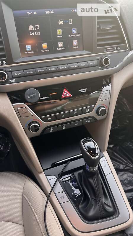Седан Hyundai Elantra 2016 в Киеве