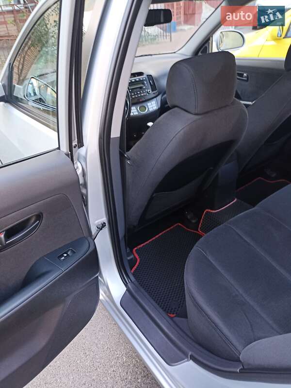 Седан Hyundai Elantra 2008 в Киеве