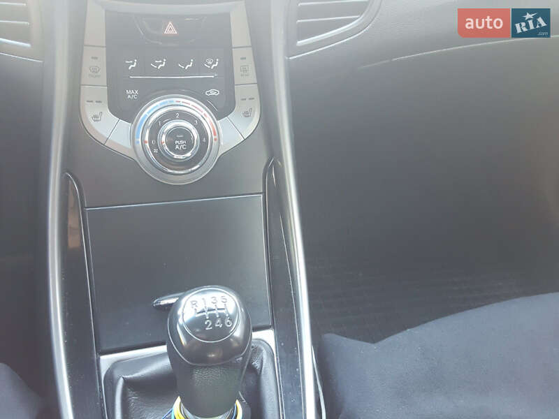Седан Hyundai Elantra 2013 в Львові