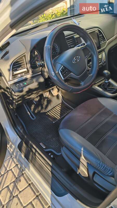 Седан Hyundai Elantra 2018 в Лохвице