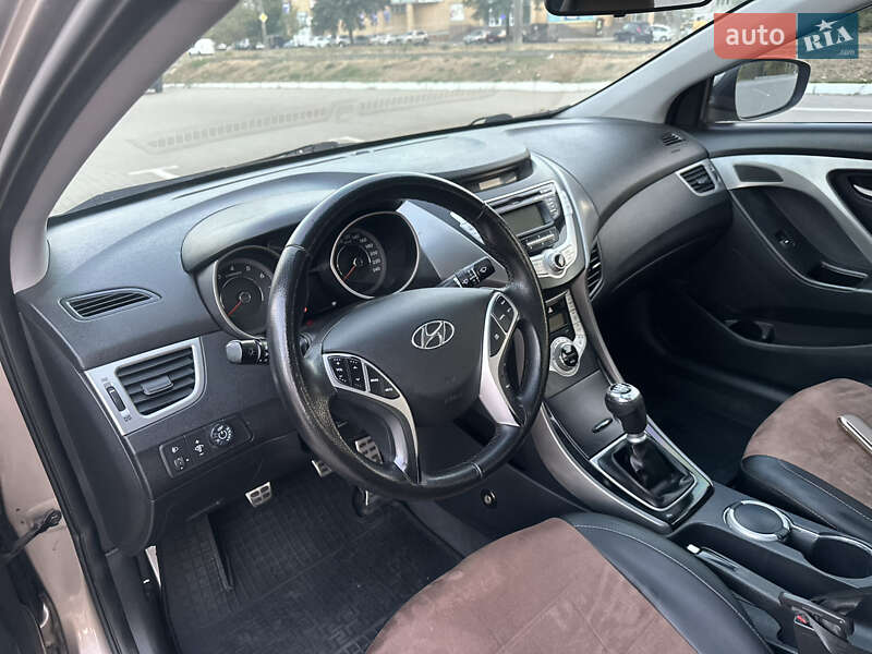 Седан Hyundai Elantra 2012 в Сумах