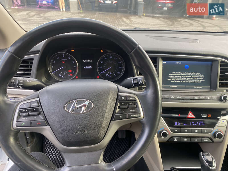 Седан Hyundai Elantra 2016 в Киеве