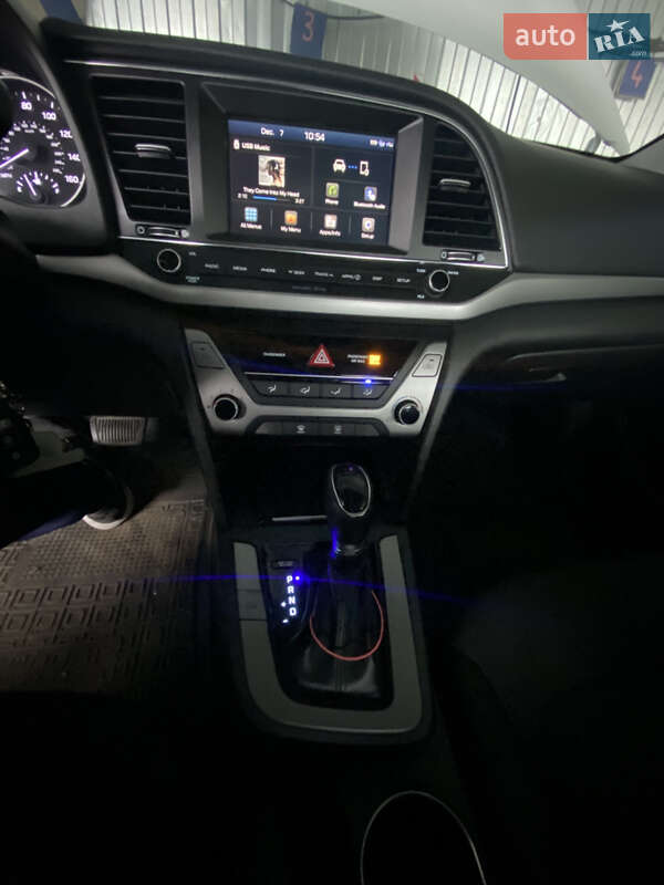 Седан Hyundai Elantra 2018 в Кривом Роге
