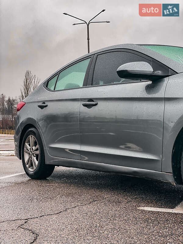 Седан Hyundai Elantra 2016 в Киеве