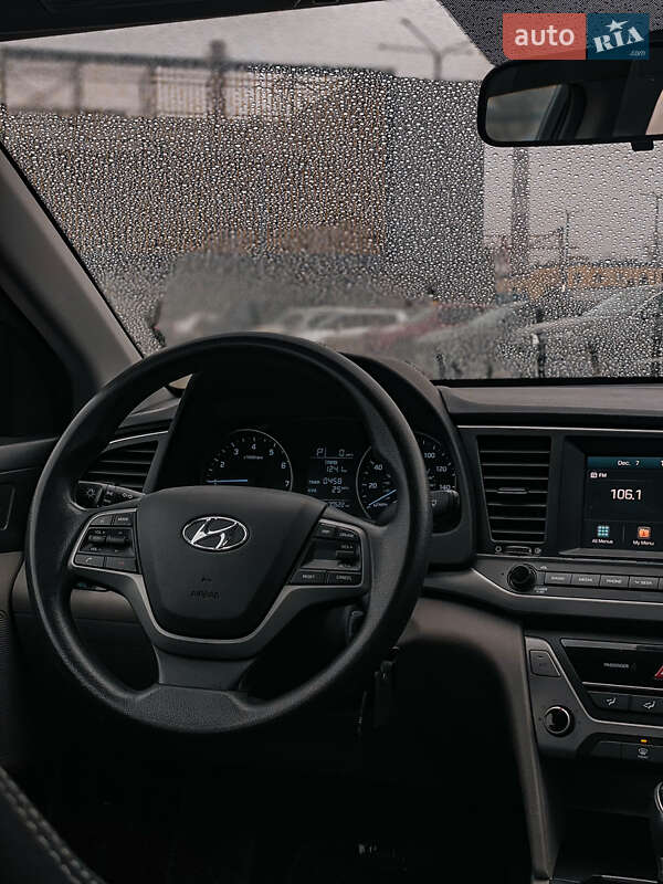 Седан Hyundai Elantra 2016 в Киеве