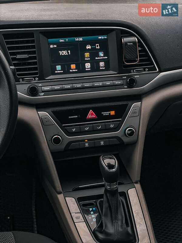 Седан Hyundai Elantra 2016 в Киеве
