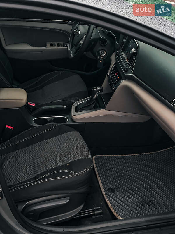 Седан Hyundai Elantra 2016 в Киеве