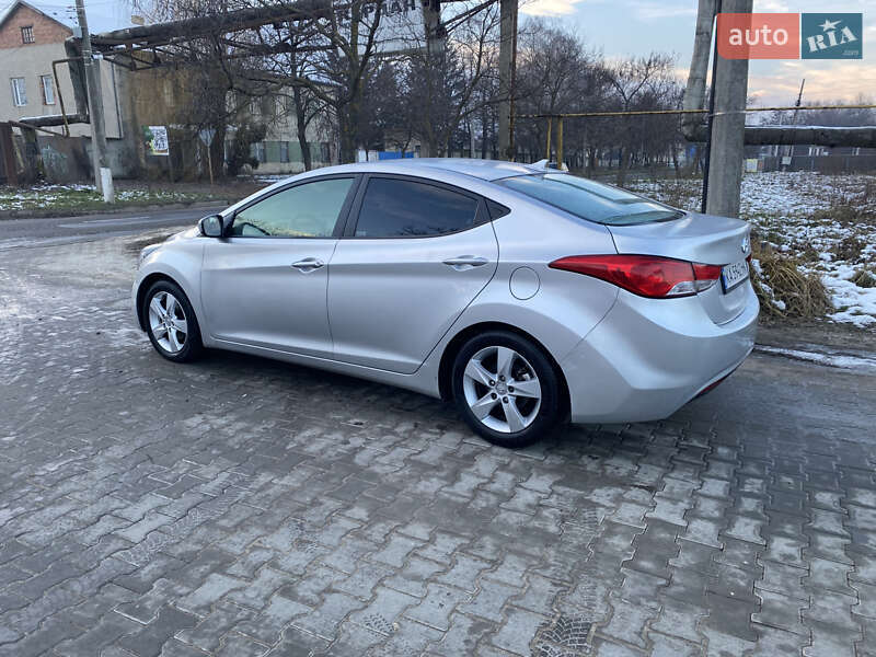 Седан Hyundai Elantra 2013 в Черновцах