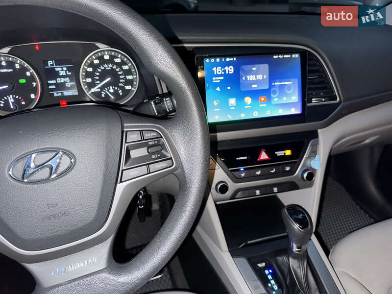 Седан Hyundai Elantra 2018 в Киеве