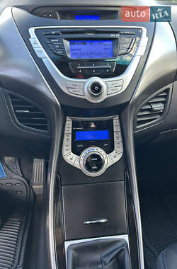 Седан Hyundai Elantra 2012 в Староконстантинове