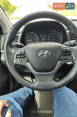 Седан Hyundai Elantra 2016 в 