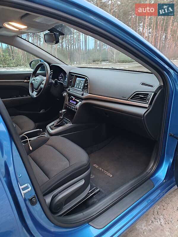 Седан Hyundai Elantra 2016 в Чернігові