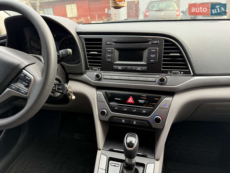Седан Hyundai Elantra 2016 в Чернігові