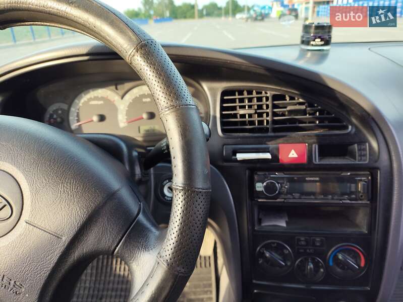 Седан Hyundai Elantra 2002 в Нововолынске