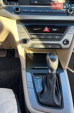 Седан Hyundai Elantra 2016 в 