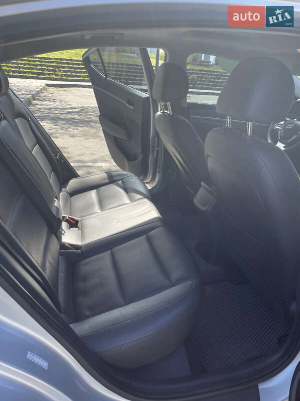 Седан Hyundai Elantra 2016 в Киеве