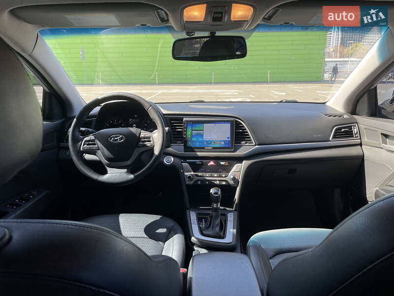 Седан Hyundai Elantra 2016 в Киеве